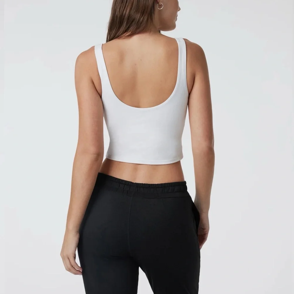 Vuori Daily Crop Tank Sz S In White - Picture 2 of 7